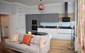 Bernard St - Bright And Spacious 1 Bed Apartment At The Shore!